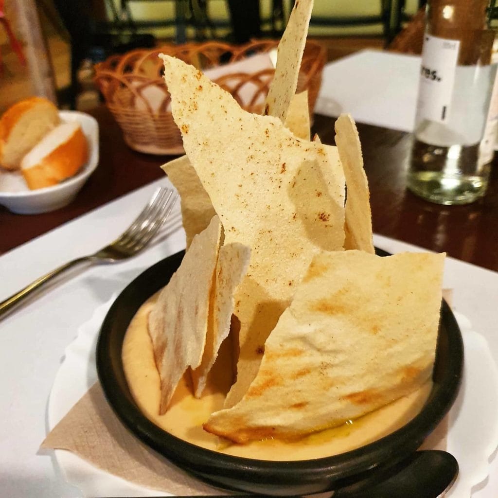 deliciós humus a un dels restaurants de la guia 50 restaurants dog friendly de Catalunya