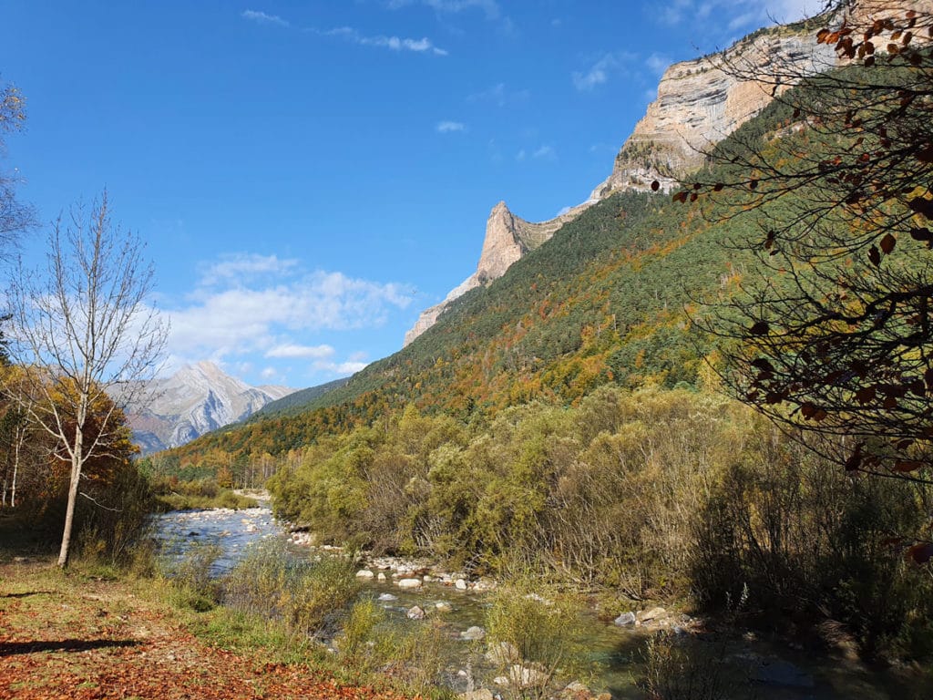 El riu Arazas i el Tozal del Mallo, des dels sender adaptat d'Ordesa